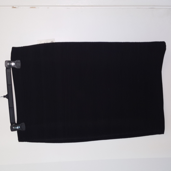 New light material black straight skirt from Studio - Picture 2 of 4